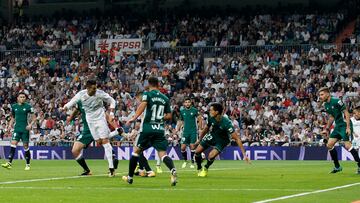 Cristiano Ronaldo intenta un remate de cabeza mientras cuatro defensas lo rodean, el 20 de septiembre de 2017.