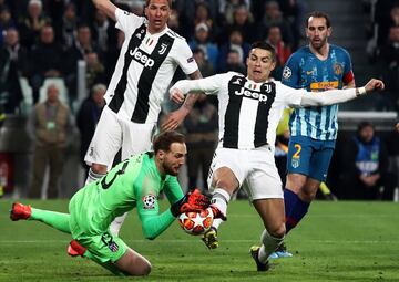 El árbitro Bjorn Kuipers anuló un gol a la Juventus por una falta de Cristiano Ronaldo a Jan Oblak, portero del Atlético de Madrid.