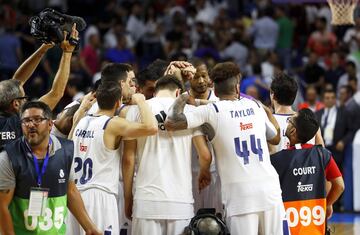 Los jugadores blancos celebraron la primera victoria.