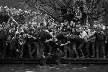 Todo el pueblo se enfrenta en este histórico partido anual en Ashbourne, Derbyshire, UK.