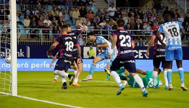 El central malaguista se transformó en killer ante el Sporting. Su control dentro del área y su definición permitieron a su equipo sumar un punto. El futbolista es uno de los que tira del carro. 