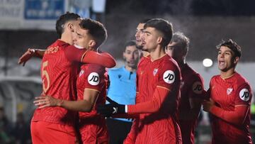 ASTORGA (LEÓN), 06/12/2023.- El defensa del Sevilla Federico Gattoni (2i) celebra su gol durante el encuentro de segunda ronda de la Copa del Rey entre el Atlético Astorga FC y el Sevilla FC en el estadio La Eragudina, este miércoles en Astorga (León). EFE/ J.Casares
