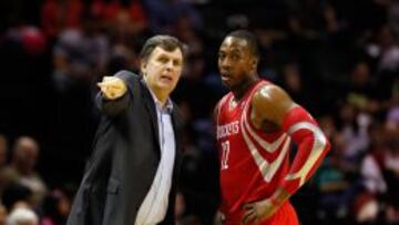 Kevin McHale dando instrucciones a Dwight Howard.