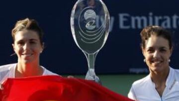Las españolas Nuria Llagostera y María José Martínez lograron el título de dobles del torneo de Toronto, que se disputa en pista dura, tras superar en la final a la pareja formada por las australianas Samantha Stosur y Rennae Stubbs, terceras favoritas, por 2-6, 7-5 y 11-9.