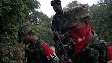 FILE PHOTO: Rebels of Colombia's Marxist National Liberation Army (ELN) get off a boat after patrolling the river, in the northwestern jungles, Colombia August 30, 2017. Picture taken August 30, 2017. REUTERS/Federico Rios/File Photo