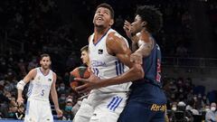 Walter Tavares se lanza a canasta ante Steven Enoch en el Baskonia-Real Madrid de la Euroliga.