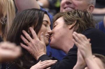 Sir Paul McCartney (R) besa a su esposa Nancy Shevell (I).