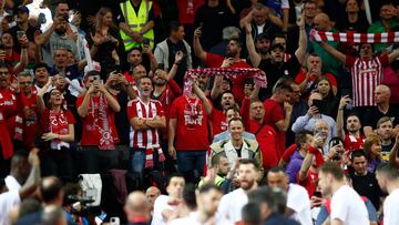 Los aficionados del Olympiacos animan a su equipo.