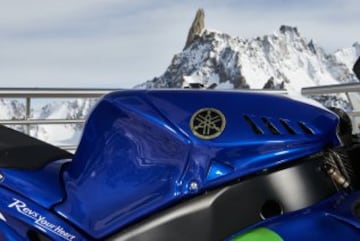Sesi¨®n de fotos de la Yamaha YZR-M1s de Jorge Lorenzo y Valentino Rossi en Punta Helbronner con el Mont Blanc (4,810 m) de fondo.