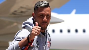 MONTEVIDEO, URUGUAY - NOVEMBER 24: Goalkeeper Diego Alves of Flamengo arrives at the Carrasco International Airport on November 24, 2021 in Montevideo, Uruguay. Flamengo and Palmeiras will play the final of Copa CONMEBOL Libertadores 2021 on November 27. (Photo by Buda Mendes/Getty Images)