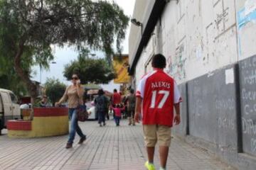 En la ciudad las camisetas del delantero se múltiplican, especialmente la del Arsenal, Barcelona y la selección chilena. 