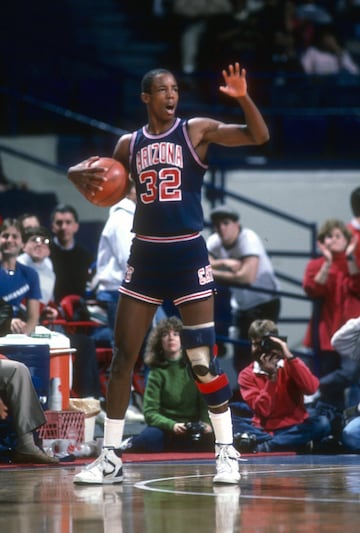 Oro en España y protagonista en el primer anillo en la historia de San Antonio Spurs. El escolta (Arizona, 2 de febrero de 1968) llegó a la NBA desde la universidad de su estado y compartió equipo con otro de sus compañeros en la selección, David Robinson. Doce temporadas en la Liga norteamericana, once de ellas con la franquicia texana, le permitieron ver su número 32 retirado en el techo del AT&T Center de San Antonio. En 1993 se le diagnóstico una enfermedad renal conocida como glomeruloesclerosis segmentaria focal de la que no informó hasta 1999. Su hermano mayor Noel le dio uno de sus riñones para el trasplante al que se sometió.