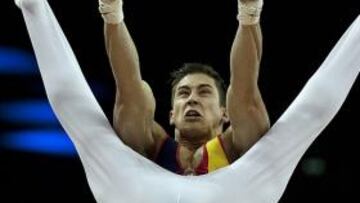 <b>SUFRIDO. </b>Sergio Muñoz en pleno esfuerzo en la barra fija.