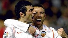 <b>EL EMPATE.</b> Albiol, autor del primer gol del Valencia, y Marchena lo celebran