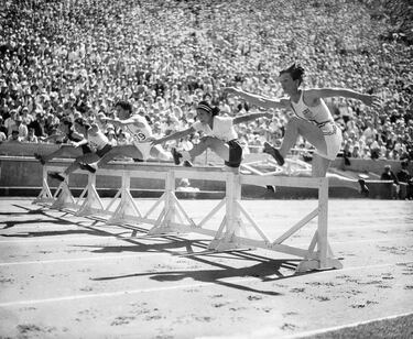 En los Ángeles, CA- Romper récords mundiales y olímpicos parece ser un pasatiempo para Babe Didrikson de los Estados Unidos, quien rompió otro criterio cuando corrió el obstáculo de 80 metros en 11.7 segundos en la final del evento. El récord olímpico anterior fue de 11.8 segundos, establecido por la Sra. Didrickson durante un calor, y el récord mundial fue de 12.2 segundos. La foto muestra a Didrikson, Michi Nakanishi, Simone Schaller y B. Taylor sobre los primeros obstáculos.
