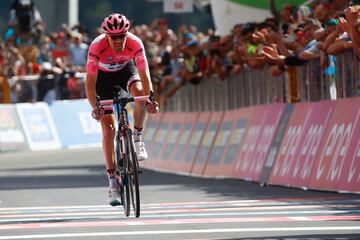 Tom Dumoulin cruza decimotercero la línea de meta.