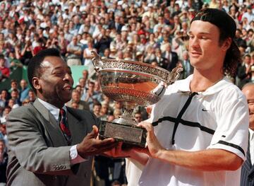 Uno de los números uno del mundo que ha tenido España en el tenis, Carlos Moyá (Palma de Mallorca, 43), fue el continuador de las hazañas de Bruguera, finalista en 1997. En 1998, el actual entrenador de Rafa Nadal se coló por primera vez en la final de París tras deshacerse por el camino de Grosjean, Imaz, Ilie, Knippschild, Ríos y otro español, Mantilla. El duelo por el trofeo también fue fratricida, contra Alex Corretja (6-3, 7-5 y 6-3). El saque de Moyá se impuso. "Cuando el partido ya ha acabado lo que quiero es compartir la alegría de mi amigo por el éxito que acaba de conseguir", dijo el perdedor con deportividad. 