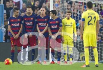 Partido Barcelona-Villarreal. Muy ordenada la barrera de los culés.