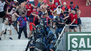 AME5149. ASUNCIÓN (PARAGUAY), 19/04/2026.- Fotografía cedida por Derlis Martínez que muestra a aficionados de Cerro Porteño enfrentándose con la Policía de Paraguay durante el juego entre Olimpia y Cerro Porteño este domingo, en el estadio Defensores del Chaco, en Asunción (Paraguay). EFE/ Derlis Martínez /SOLO USO EDITORIAL/ NO VENTAS/ SOLO DISPONIBLE PARA ILUSTRAR LA NOTICIA QUE ACOMPAÑA (CRÉDITO OBLIGATORIO)