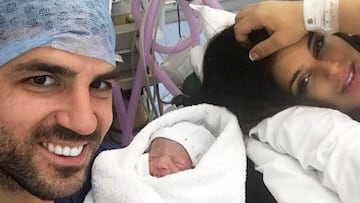 Cesc Fàbregas con Daniella Semaan y su tercer hijo en común, Leonardo.