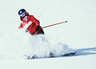 La imagen de China en sus Juegos. De madre local y padre norteamericano, eligió al país asiático para “inspirar a millones de personas”. Hace de todo y todo bien. Empezando por las acrobacias encima del esquí, con presea en las tres modalidades olímpicas, continuando por su currículum académico, beca en Stanford, y terminando por su carrera como modelo, siendo portada de Vogue o Cosmopolitan. Su objetivo para esta cita era un oro y se lleva dos. A ella, llegaba como una de las jóvenes más influyentes del mundo, según Forbes. Ahora… 