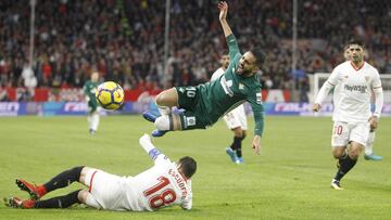 Boudebouz, junto a Escudero.