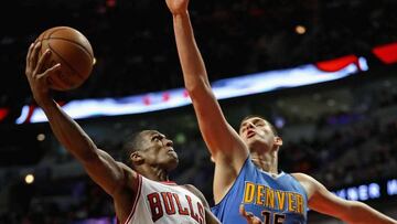 CHICAGO, IL - FEBRUARY 28: Rajon Rondo #9 of the Chicago Bulls puts up a shot against Nikola Jokic #15 of the Denver Nuggets at the United Center on February 28, 2017 in Chicago, Illinois. The Nuggets defeated the Bulls 125-107. NOTE TO USER: User expressly acknowledges and agrees that, by downloading and/or using this photograph, user is consenting to the terms and conditions of the Getty Images License Agreement.   Jonathan Daniel/Getty Images/AFP
 == FOR NEWSPAPERS, INTERNET, TELCOS &amp; TELEVISION USE ONLY ==