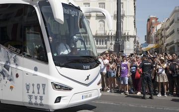 El conjunto madridista llegó a la Puerta del Sol donde tiene la sede la Comunidad de Madrid en la Real Casa de Correos.