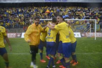 Los jugadores del Cádiz celebran la victoria. 