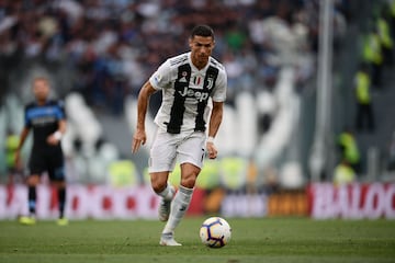 Juventus' Portuguese forward Cristiano Ronaldo runs with the ball during the Italian Serie A football match Juventus vs Lazio on August 25, 2018 at the Allianz Stadium in Turin. (Photo by Marco BERTORELLO / AFP)