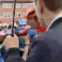 Un ciclista irrumpe de la nada para dar un puñetazo por detrás a otro mientras atendía a la TV