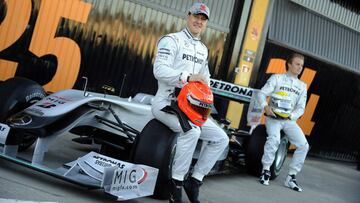 Michael Schumacher en febrero de 2010 con su entonces compa&ntilde;ero de equipo Nico Rosberg, en su etapa con Mercedes.