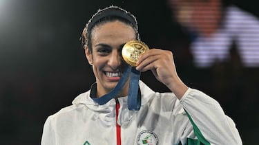 Imane Khelif posa con su medalla de oro en los Juegos de París 2024.