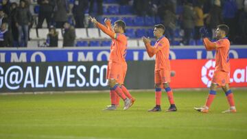 Los jugadores de Las Palmas saludan tras el partido.