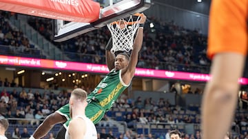 Loonie Walker, escolta del Zalgiris, machaca el aro del Real Madrid.