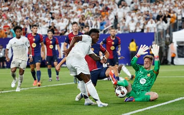 Ter Stegen evitó el tanto del futbolista brasileño.