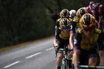 El holandés Steven Kruijswijk con sus compañeros de equipo.