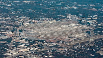 El Aeropuerto de Atlanta es el principal aeropuerto internacional que sirve a Atlanta, Estados Unidos. El aeropuerto est¨¢ ubicado a 11 km (7 millas) al sur del distrito del centro de Atlanta. Lleva el nombre de los antiguos alcaldes de Atlanta William B. Hartsfield y Maynard Jackson.
