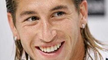 <b>BUEN DEBUT.</b> El jugador mostró una gran solidez en defensa en su debut mundialista ante Ucrania.