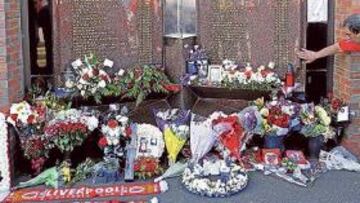 <b>SIEMPRE EN EL RECUERDO.</b> En Anfield hay un monumento en el que se recuerda el nombre de las 96 víctimas de la tragedia de Hillsborough. En los últimos días se ha vuelto a inundar de ramos de flores y de bufandas del Liverpool. Hoy será todavía más espectacular.