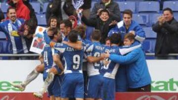 Los jugadores del Espanyol celebran un tanto en el Power8 Stadium