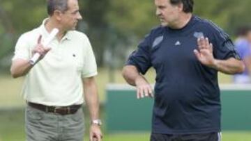 Bielsa jugará con 3 centrales y convoca a Ramalho y Kepa