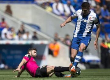 El jugador de la UD Almería Rodri (i) pugna un balón con Javi López, del RCD Espanyol, durante el partido entre ambos conjuntos, correspondiente a la 35ª jornada de Liga BBVA, disputado esta mañana en Cornellá-El Prat. 