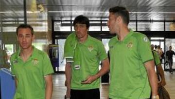 <b>UNIÓN. </b>Los béticos Nacho, Goitia y Damiá antes de tomar el AVE destino tierras aragonesas.