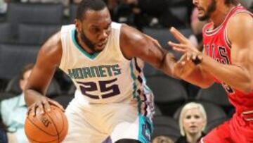 Al Jefferson postea ante Joakim Noah.