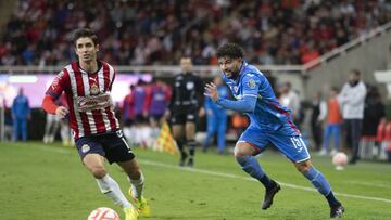 Isaac Brizuela e Ignacio Rivero disputan un balón en su partido del Apertura 2022