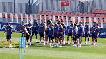 La plantilla del Atlético, en el entrenamiento de este viernes.
