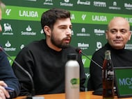 Chema Aragón y Roberto González arroparon a Giorgi Guliashvili durante su presentación con el Racing.