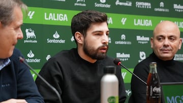 Chema Aragón y Roberto González arroparon a Giorgi Guliashvili durante su presentación con el Racing.