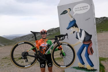 En la cima del Angliru, hay un monolito con todos los ganadores a lo largo de la historia en la célebre subida: nombres como Primoz Roglic y Alberto Contador, en su éxito como profesional (2017) están en la lista. El pasado mes de septiembre fue el portugués Joâo Almeida el que triunfó. En este 2026 se añadirá, por vez primera, el nombre de una ciclista.